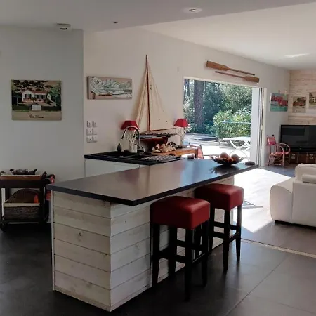 Spacieuse Villa, Ensoleillee, Piscine Chauffee A Le Moulleau *